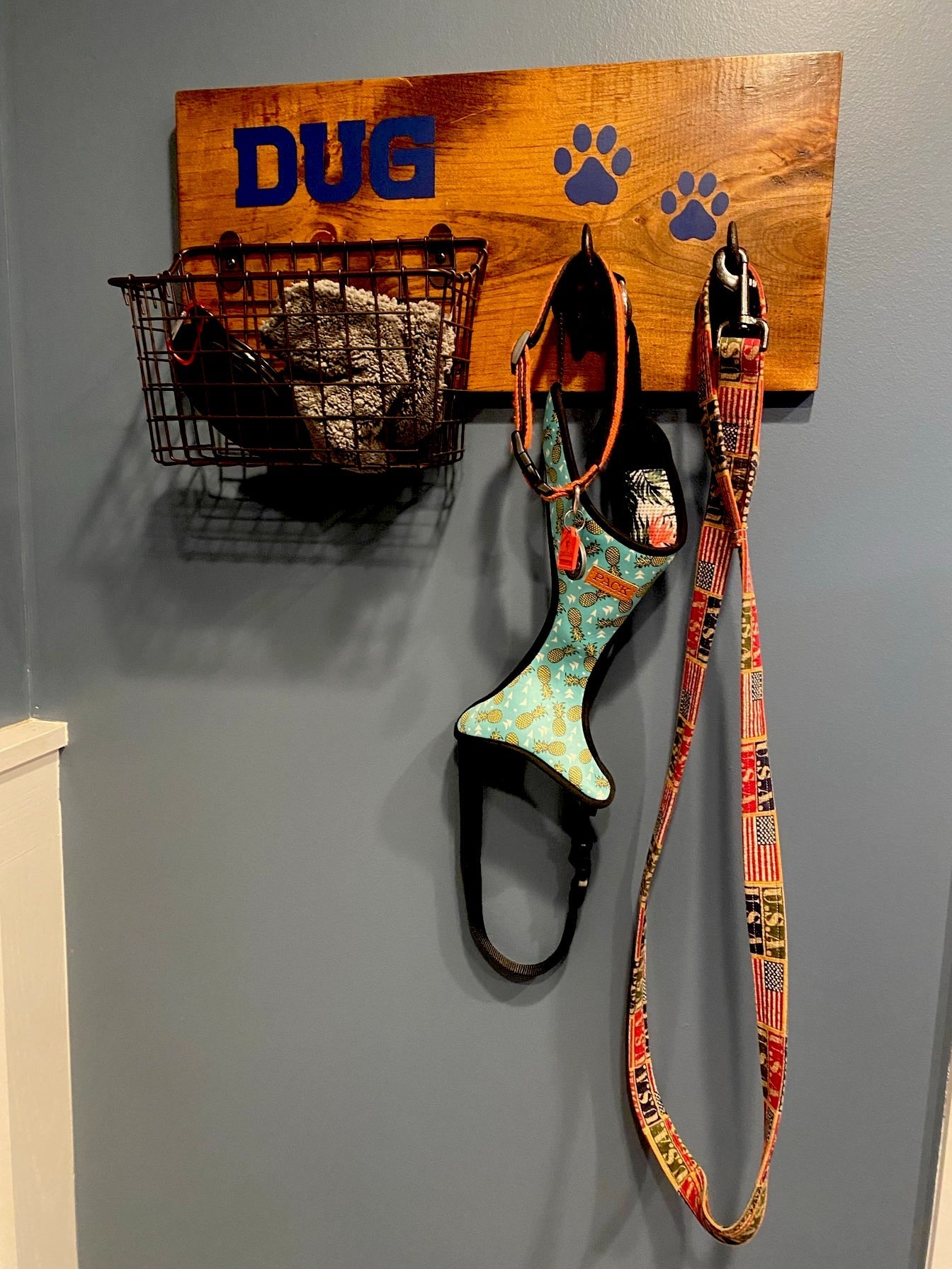 18 Personalized Wood Dog leash holder with Cast Iron Dog 